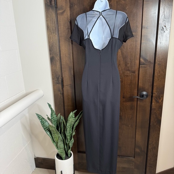 Elegant Black Sheer Panel open back Liz Claiborne Night Dress Size 8 timeless - Picture 3 of 7